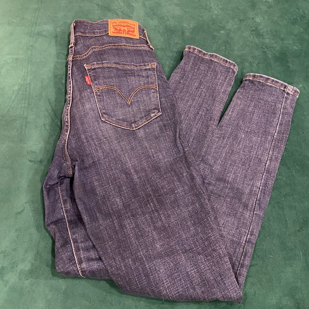 Levi’s 721 high rise skinny dark blue in good used condition!